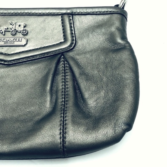 COACH MADISON LEATHER LARGE CAPACITY WRISTLET - Picture 4 of 9